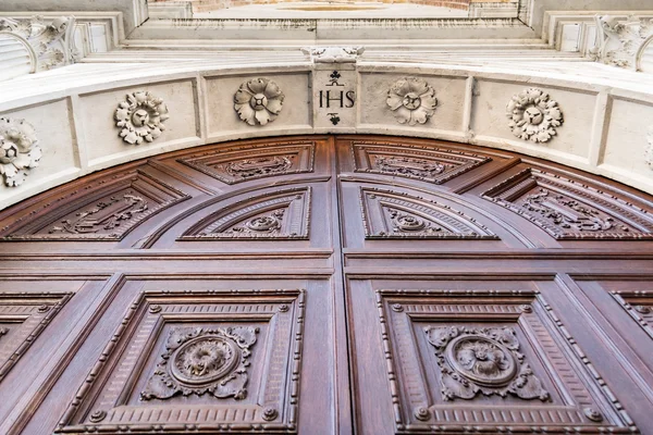 Detalle del portal en estilo gótico-renacentista . — Foto de Stock