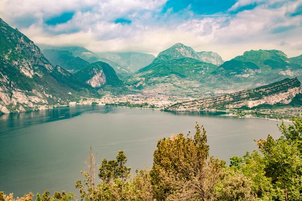 Panorama do lindo Lago de Garda cercado por montanhas . — Fotografia de Stock