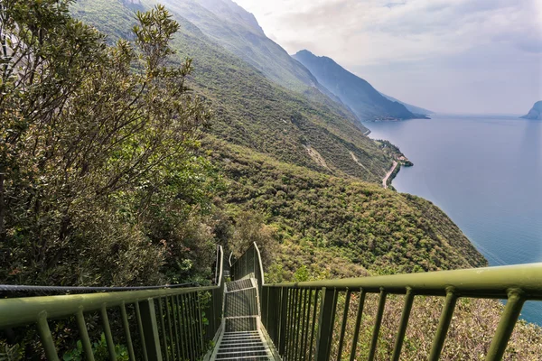 Escalera panorámica de hierro en el lago de Garda — Foto de Stock