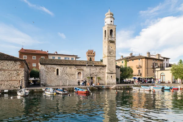 Malý, romantický přístav v Lazise u jezera Lago di Garda v Itálii — Stock fotografie