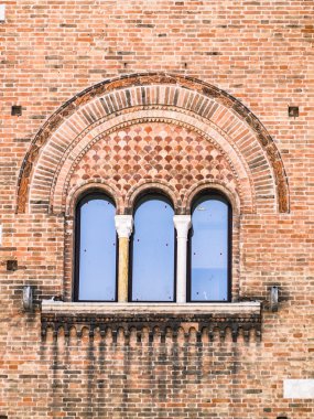 Üçlü lancet pencere Ortaçağ Sarayı.