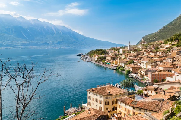 Panorama z Limone sul Garda, lake Garda, Itálie. — Stock fotografie