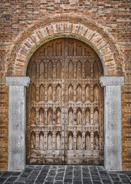 Gewölbter Eingang eines mittelalterlichen Palastes. — Stockfoto