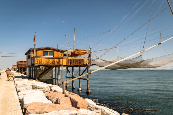 Trabucco, trebuchet, trabocco - casas de pesca tradicionais nele — Fotografia de Stock