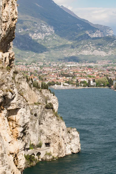 Panoramy wspaniałe jeziora Garda, w otoczeniu gór. — Zdjęcie stockowe