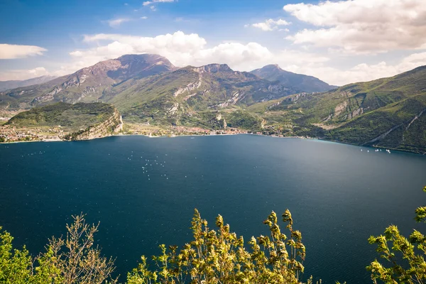 Panoramy wspaniałe jeziora Garda, w otoczeniu gór. — Zdjęcie stockowe