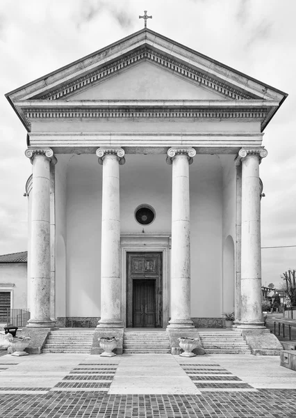 Eglise de style classique avec colonnade . — Photo