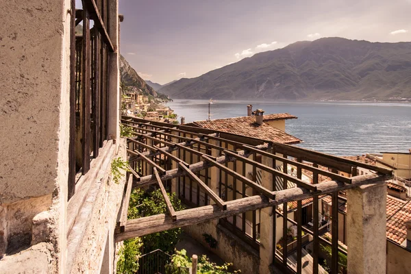 Vecchia limonaia a Limone sul Garda, Italia . — Foto Stock