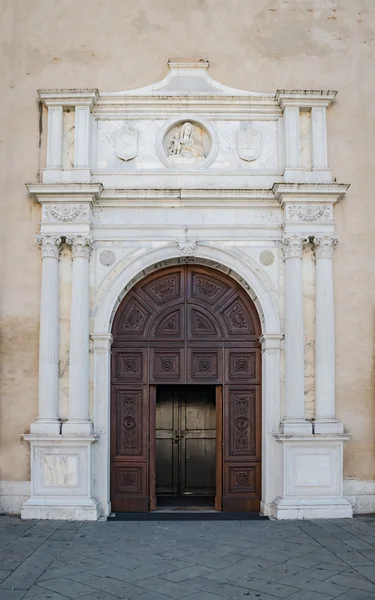Мраморный портал в готико-ренессансном стиле купола в Монтанье — стоковое фото