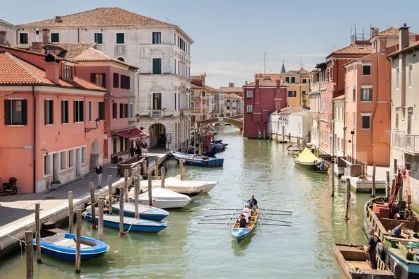 La tripulación femenina está entrenando en un bote de remos en el canal de Venecia . —  Fotos de Stock