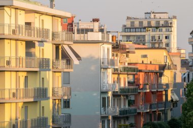 Binalar ve saraylar beldesi içinde çabasının.