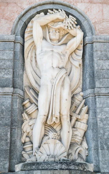 Statue des Gottes Neptun an der Fassade eines Wasserkraftwerks. — Stockfoto