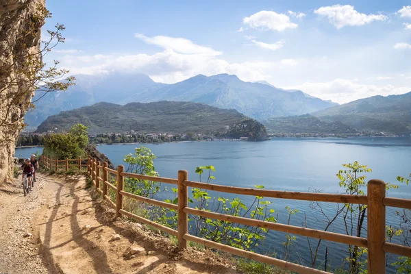 Fietsers lopen door het parcours van de Ponale in Riva del Garda, Ital — Stockfoto