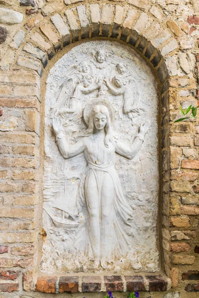 Bas relief representing the Virgin Mary surrounded by angels. — Stock Photo, Image