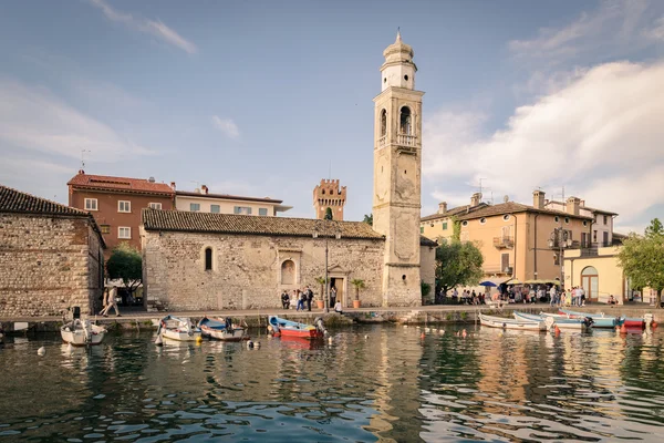 Malý, romantický přístav v Lazise u jezera Lago di Garda v Itálii — Stock fotografie