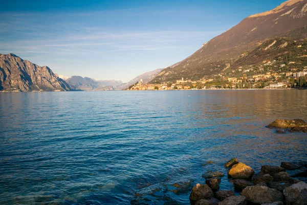 Panorama Gardajärven (Italia) lähellä kaupungin Malcesine . — kuvapankkivalokuva