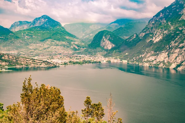 Panorama do lindo Lago de Garda cercado por montanhas . — Fotografia de Stock