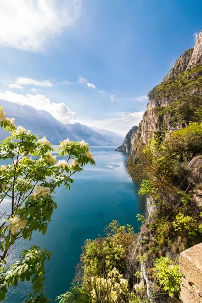 Panoráma, a gyönyörű Garda-tó hegyei által körülvett. — Stock Fotó