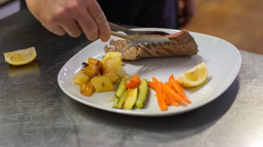 Et bir restoranda bir yemek hazırlama.