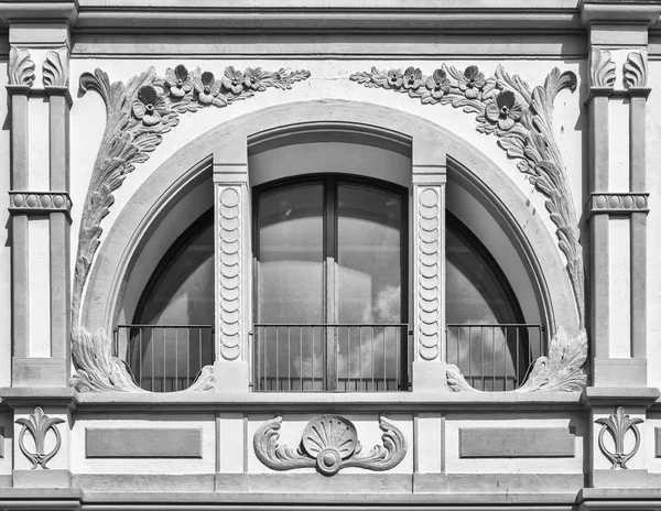 Ventana blanca semicírculo atravesada por columnas decoradas . — Foto de Stock