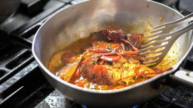 Bir restoranda ıstakoz ile makarna pişirme.