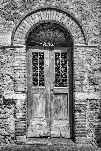 Vieille porte en bois avec voûte en brique . — Photo