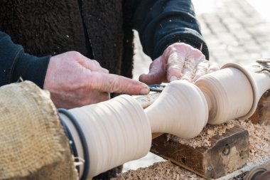 Bir parça tahta bir manuel Torna kullanarak bir esnaf açmaktadır.