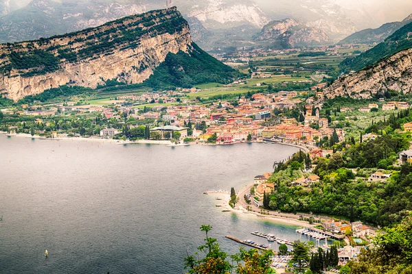 Panorama miasta Torbole nad jeziorem Garda, Włochy. — Zdjęcie stockowe