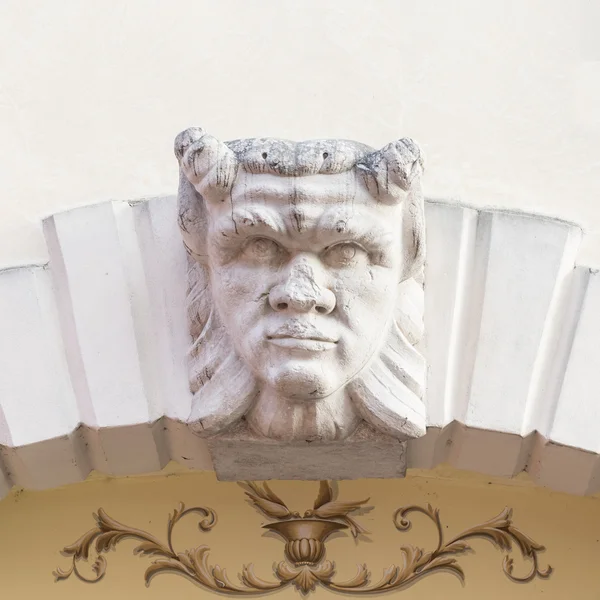 一个意大利别墅的石拱上面刻着的魔鬼头. — 图库照片