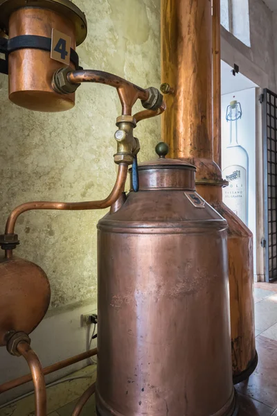 用来提炼杜松子酒的铜工具的详细信息. — 图库照片