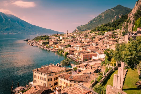 Panorama de Limone sul Garda, lago Garda, Itália . — Fotografia de Stock