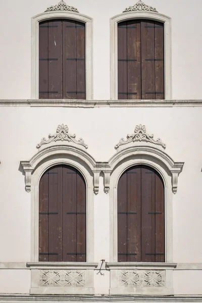 Klenutá okna středověké paláce. — Stock fotografie