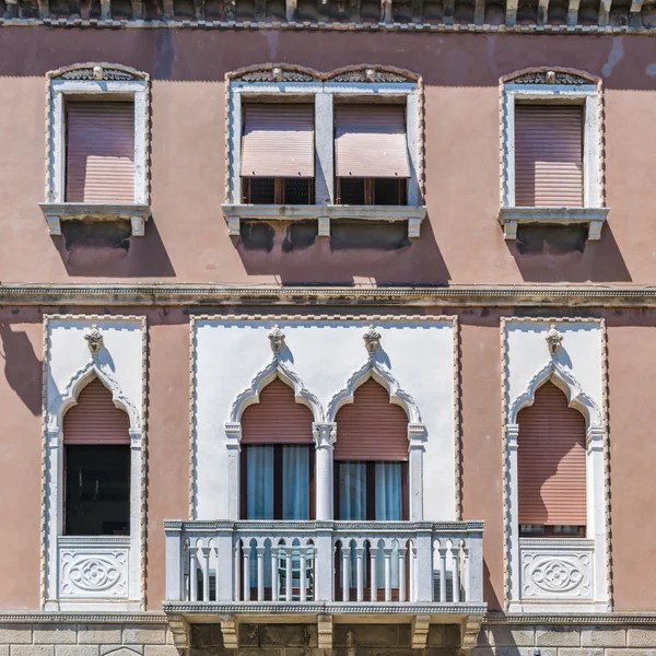 Fenêtres voûtées décorées d'un palais médiéval . — Photo