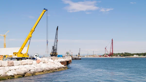 Realisatie van de roerende schotten systeem om op te slaan van Venetië. — Stockfoto