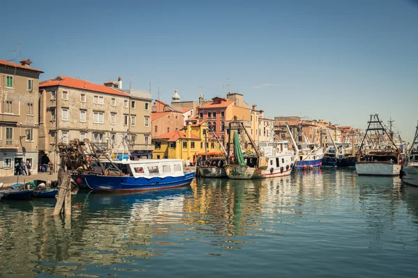 Barcos pesqueros amarrados en un canal en Chioggia, Italia . —  Fotos de Stock