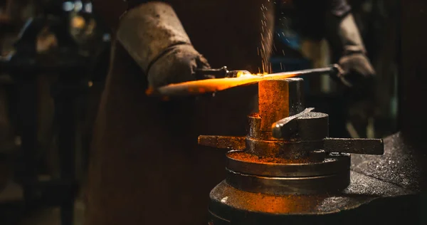 Fabbro lavorazione ferro caldo . — Foto Stock