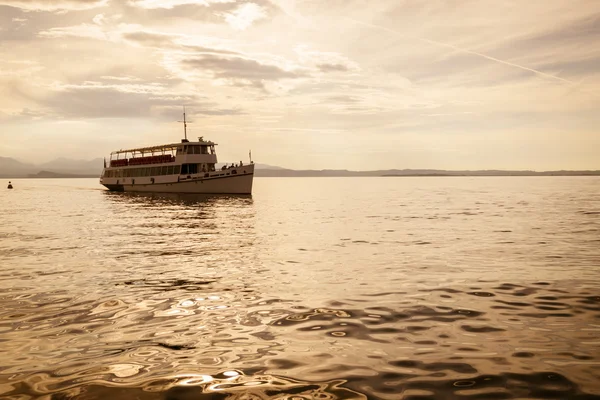 Ferry no Lago de Garda ao pôr do sol . — Fotografia de Stock