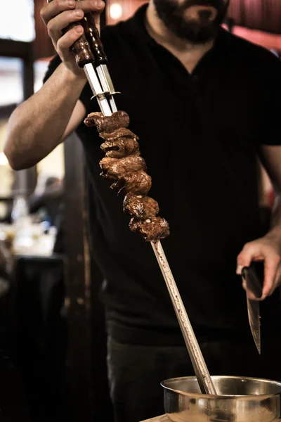 Skewered na rożnie mięso serwowane do stolika. — Zdjęcie stockowe