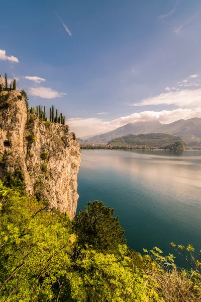 Panorama del magnífico Lago de Garda rodeado de montañas . — Foto de Stock