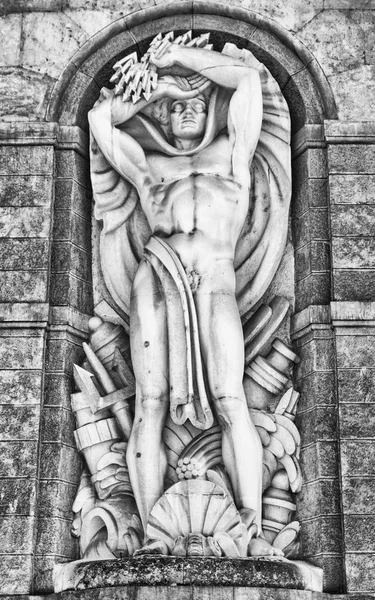 Statue du dieu Neptune sur la façade d'une centrale hydroélectrique . — Photo