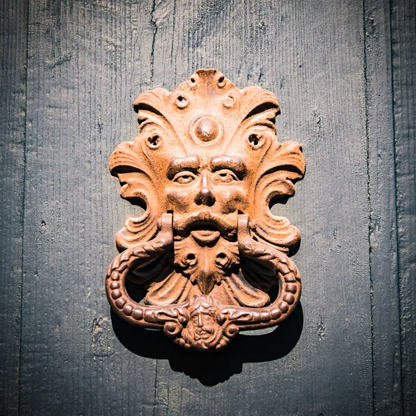 Antique door knocker of an old door in Italy. — Stock Photo, Image