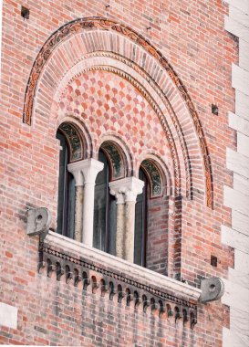 Üçlü lancet pencere Ortaçağ Sarayı.