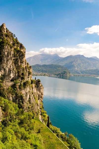 Panorama över den underbara Gardasjön omgiven av berg. — Stockfoto