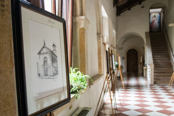 Utställning av målningar på romansk klostret i Villanova. — Stockfoto