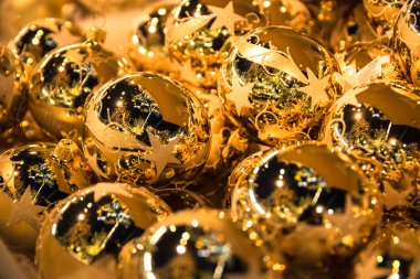 Noel ağacı için altın top.