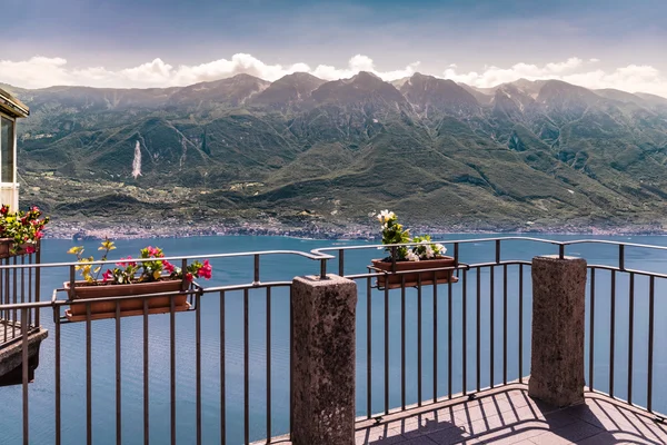 Blomsterterrass med utsikt över Gardasjön. — Stockfoto