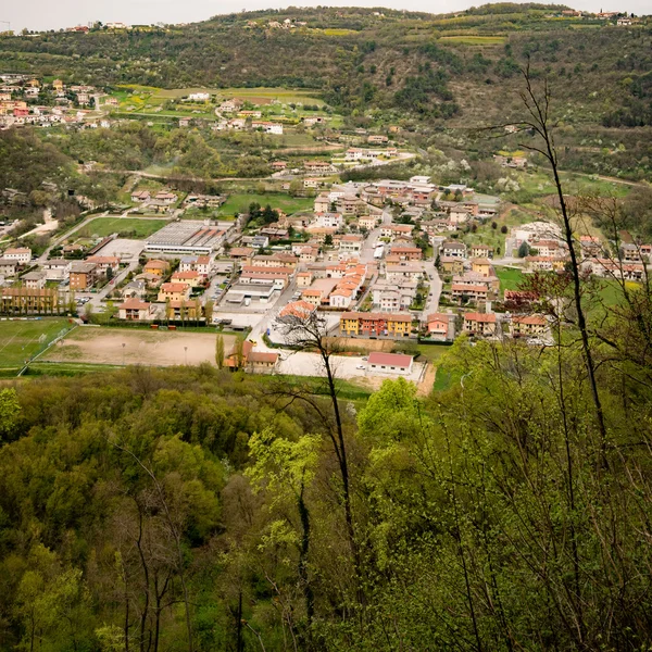 Tipico borgo italiano in collina . — Foto Stock