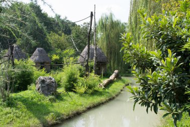 nehir kıyısında thatched kulübe