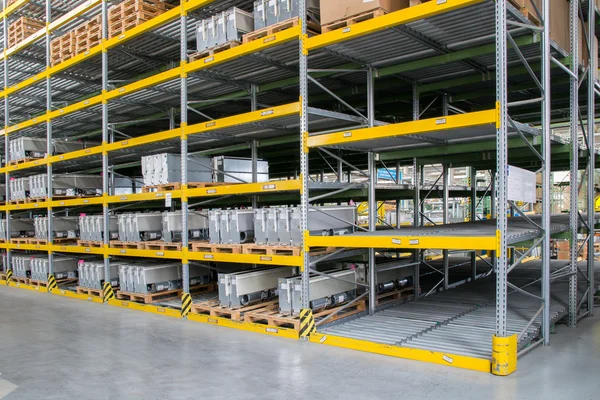 Shelving gravitasi untuk palet — Stok Foto