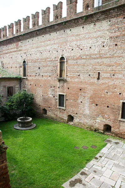 All'interno delle antiche mura del vecchio castello di Verona — Foto Stock